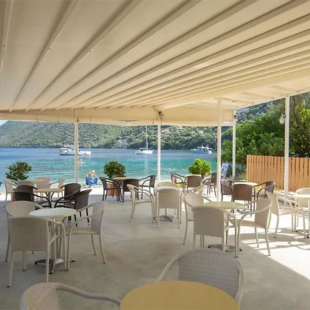 Menes מלון Yénion